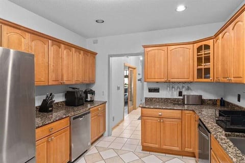 Fully equipped Kitchen: Large refrigerator, dishwasher, ice maker and etc... 