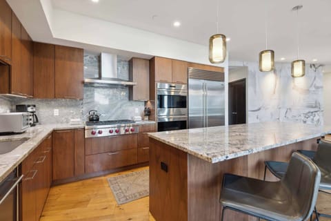 lion605w-3303_54462701690_o