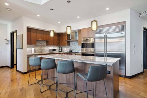 lion605w-3283_54462701860_o