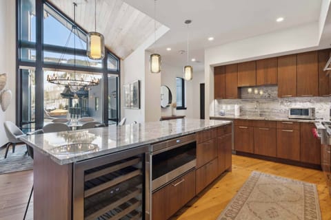 lion605w-3313_54462340076_o