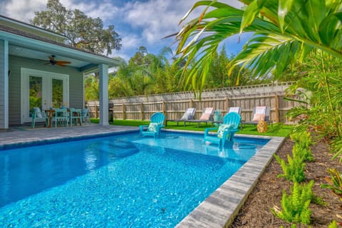 Private pool. Palm-lined yard. Covered patio dinners under the fan.
This is the kind of backyard that turns a weekend away into a full reset.