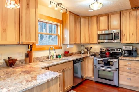 The chef in your group will be delighted by our fully-equipped kitchen with its classic design, ample cabinet and counter space