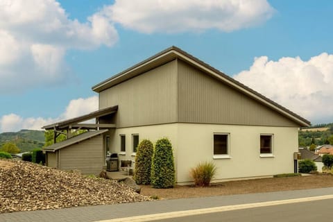 Der 80qm große Ferien-Bungalow liegt inmitten der wunderschönen Vulkaneifel. Es erwarten euch fantastische Ausblicke auf Gerolstein und die Dolomiten. Und wie wäre es mit einer ausgedehnten Wanderung auf dem nahegelegenen Eifelsteiges?