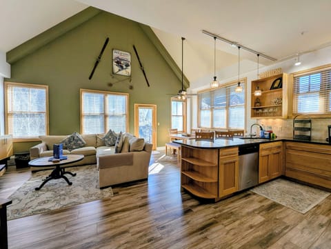 Spacious fully updated condo at the base of Keystone