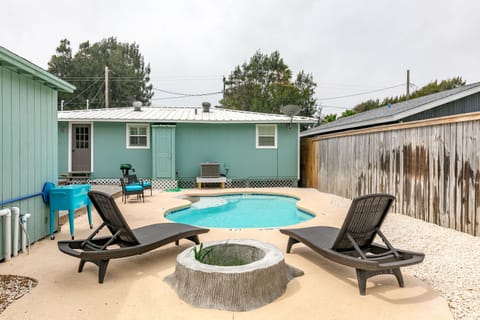 No Crowds - With your very own private pool, there's no need to worry about a large crowd. Relax in peace and reminisce about your day.