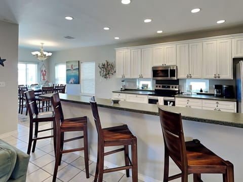Full Kitchen - Countertop Seating For 4 - First Floor