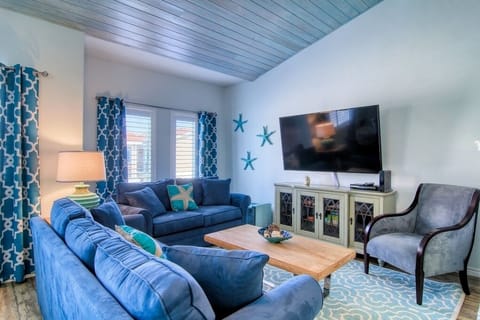 Worn out after a full day at the beach? Unwind in the clean, modern living room, watch your favorite show on the TV or surf the net with the free Wi-Fi.
