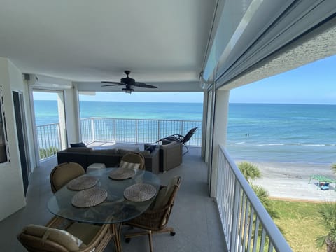 Huge private balcony with 180 degrees of beachfront views !!!