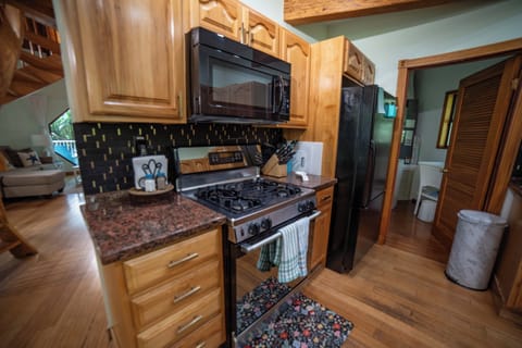 Alternate view of the filled equipped kitchen. 