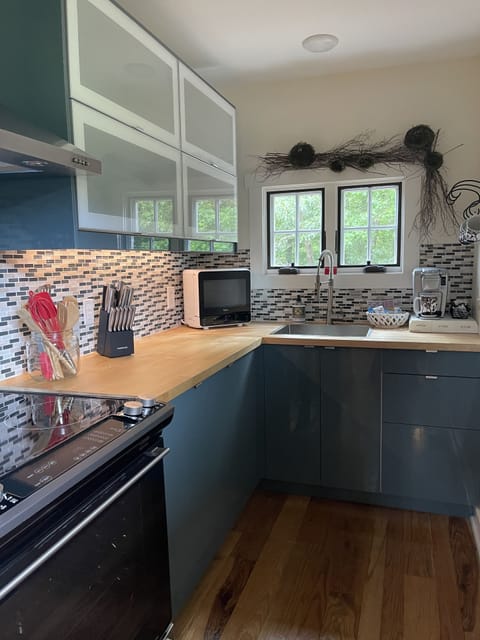 Fully equipped kitchen with full size refrigerator, dishwasher and stove/oven.