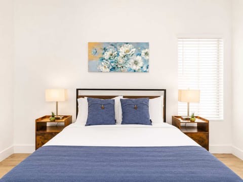 Bedroom - Queen bed