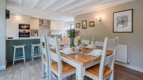Dining Room / Kitchen, Barn End, Bolthole Retreats