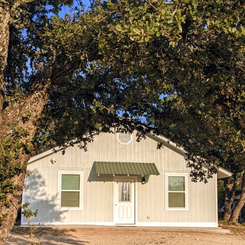 Relax at Shady Oaks Cottage, brand new construction finished in late 2022.