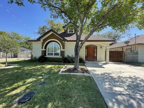 GORGEOUS NEW BUILD!!!! THREE BEDROOMS, EASY 2 CAR PARKING & PRIVATE DRIVEWAY!!!