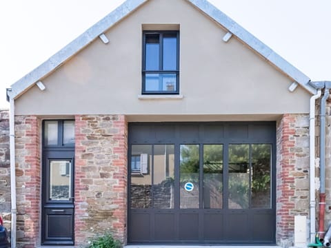 Property, Building, Plant, Sky, Window, Door, Wood, Cottage, House