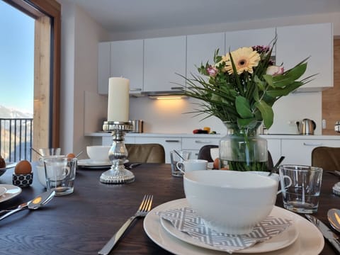 Flower, Table, Property, Tableware, Furniture, Dishware, Textile, Interior Design, Wood, Drinkware