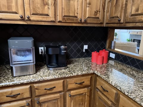 Coffee maker / ice machine 