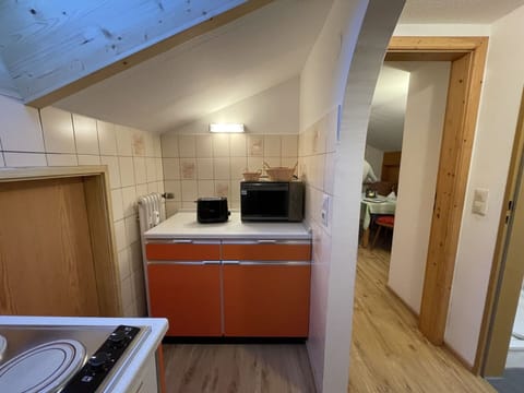 Property, Cabinetry, Building, Kitchen Appliance, Kitchen, Gas Stove, Wood, Countertop, Kitchen Stove