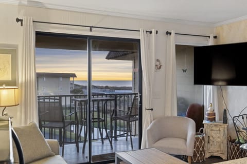 Ocean views from the Kitchen Bar - Morning Coffee, Sunrise and the Ocean