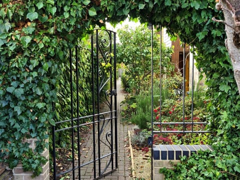 The entrance to Linden Court.