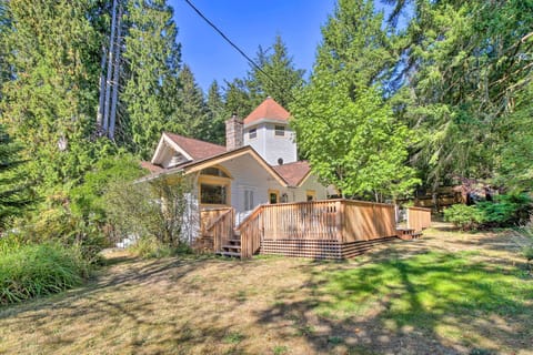 Ashford Vacation Rental | 2BR | 2BA | 1,500 Sq Ft | Stairs Required