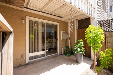 (downstairs) patio .. /smoking area