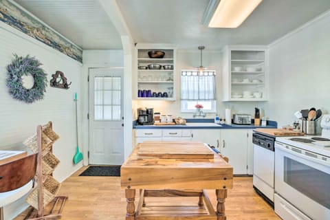 Kitchen | Drip & Keurig Coffee Maker | Blender | Tea Kettle | Toaster