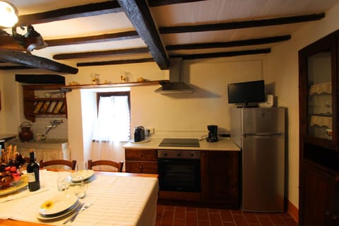 Cabinetry, Property, Countertop, Tableware, Table, Kitchen, Kitchen Appliance, Wood, Interior Design, Kitchen Stove