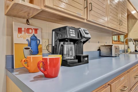 Wake up to a nice hot cup of coffee of choice with both drip and Keurige coffee makers