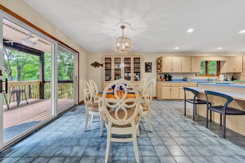 Dine with your family, and enjoy beautiful views of the lake.