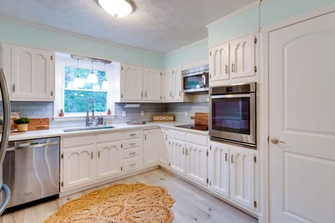 Kitchen | Crockpot | Main Level