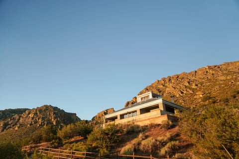 Nestled on a promontory by Tomo-Kanhi State park, its your own private park.