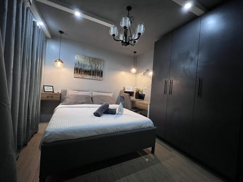 bedroom queen size bed