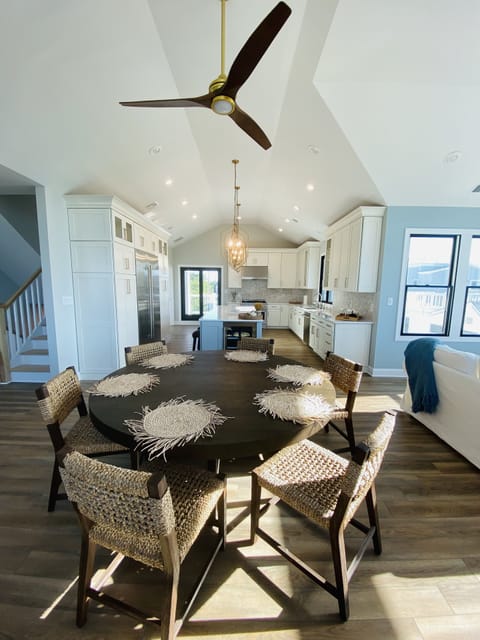 Large round table to enjoy dinners and make memories