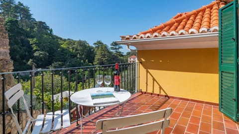 Enjoy the sun and glass of portuguese wine in the property's balcony #sun #relax #portugal #pt #sintra