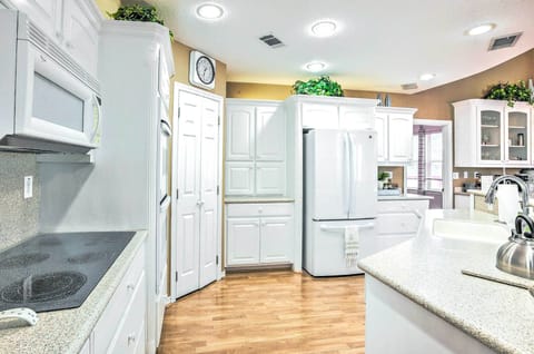 Kitchen | Cooking Basics | Spices | Paper Towels/Trash Bags Provided