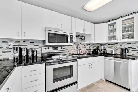 Fully equipped kitchen with granite countertops, mosaic backsplash, and all the essentials — ideal for long stays and culinary adventures.