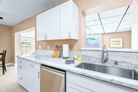 Sunshine, Beaches & Refreshing Pool/Screen Patio
large sink fully setup kitchen