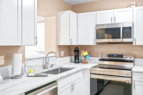 Sunshine, Beaches & Refreshing Pool/Screen Patio
kitchen area