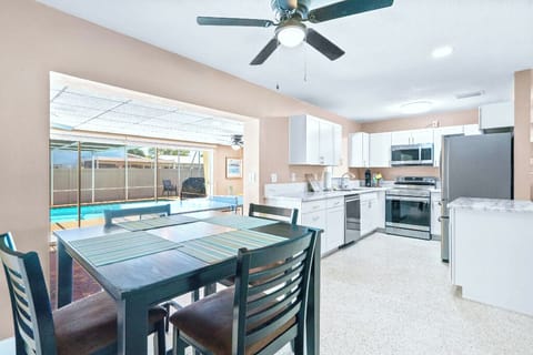 Sunshine, Beaches & Refreshing Pool/Screen Patio
Dining and kitchen