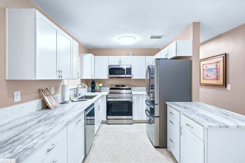 Sunshine, Beaches & Refreshing Pool/Screen Patio
Kitchen, fully equipt! 