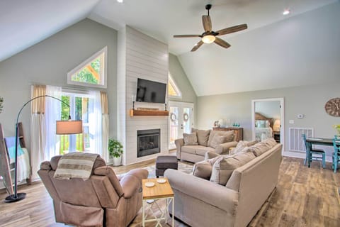 Counce Vacation Rental | 3BR | 2BA | 1,700 Sq Ft | 4 Exterior Steps Required