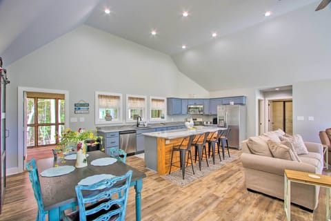 Dining Area | Dining Table