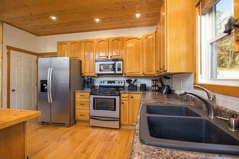 The recently renovated kitchen has all the appliances you need!  Full with all the essentials and a fridge, microwave, oven, dishwasher, coffee machine and toaster.