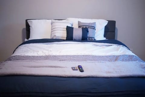 Larger bedroom- The room is way bigger than pictured