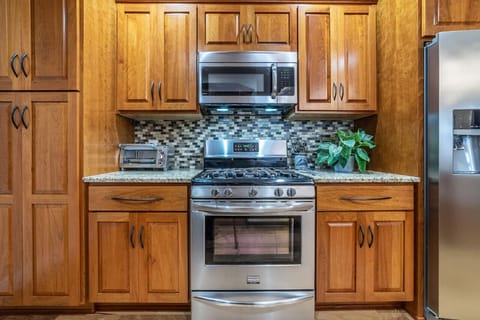 Functional Kitchen with Ample Storage – Perfect for Home-Cooked Meals While Traveling