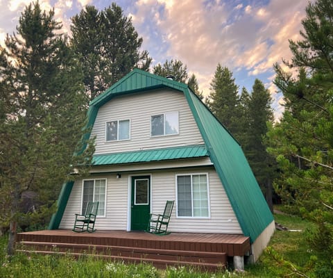 Welcome to Moose Tracks! Front and back porch available to relax.