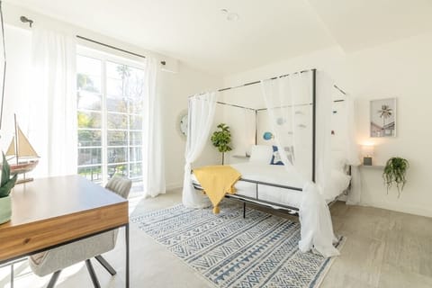 Shine and Rise your mornings on this memory foam King Canopy bed. Plenty of natural lights in this bright suite with large patio sliding door overlooking the historic Broadway Ave 
