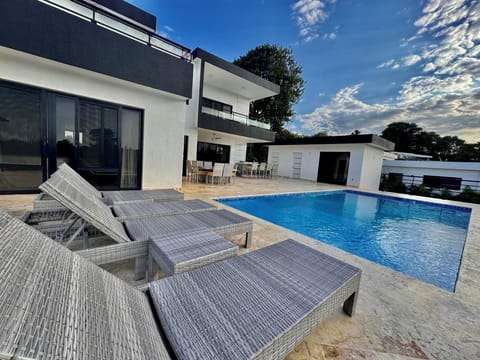 Welcome to ✨CASA COCO-MODERNO✨ Superior 4 Master @ Casa Linda