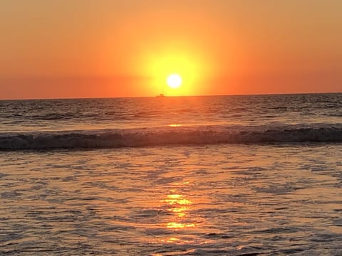 2 minute walk to beach